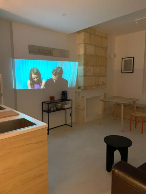 Studio ultra centre libourne - jacuzzi & vidéoprojecteur